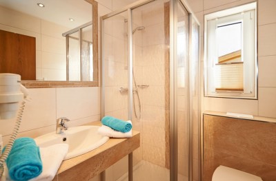 Helle, neue Badezimmer
